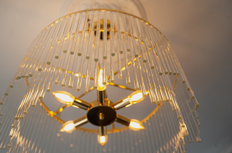 Im „Double Superior“ füllt eine filigrane Glasstab-Lampe den Raum mit angenehmen, warmen Licht.